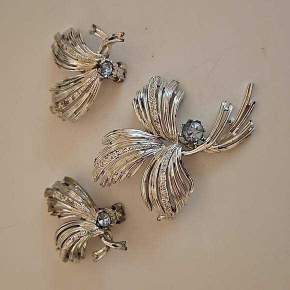 EMMONS Vintage Silver Tone, Blue and Clear Rhinestones Brooch & Clip-on Earrings - Picture 1 of 11